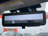 【スマートリヤビューミラー】後席の大きな荷物や同乗者で後方が確認しづらい時でも安心!カメラが撮影した車両後方の映像をルームミラー内に表示。クリアな視界で状況の確認が可能です!