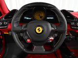 LED付カーボンファイバー製ドライバーゾーンを装着。回転数に合わせて点灯するLEDが、F1マシンのような操作体験を提供します。