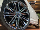【TRD22インチアルミホイール】純正オプションホイールを装着。走行性能の向上に加え、外観もよりスタイリッシュになっています。