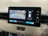 リバースギアに入れるだけで後方の表示へ切り替わります。夜間や雨の日の駐車も楽になりますよ。