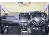 操作性に優れた運転席となります!小物入れや各ボタンの配置にこだわり、使いやすいです!座り心地もよく視認性も良好なのでロングドライブもお任せ下さい!