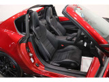 【運転席】ブラック基調のインテリアにハーフレザーシート(合皮/ファブリック※メーカー基準)。シートリフターで座面の高さを調整可能です。シートヒーター・フロアマット付です。