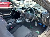 【運転席】座り心地が良いシートなので長時間の運転でも快適にお過ごしいただけます。新品のフロアマットのご注文も可能です。掲載箇所以外にご希望の写真がございましたらお気軽にお問い合わせ下さい。