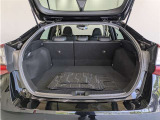 とても広々、大きな開口部の荷室スペースですね。 開口部広々だから、大きな荷物も楽々収納出来ちゃいますね。 荷物スペースは広いほうがいいですよね。