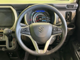 インテリアに合わせたデザインのステアリングは、運転される方のことも考え、運転しやすい形状、大きさです。是非一度、実際に触ってお確かめください。