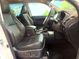 運転席まわりには十分なスペースがあり、大柄な方でもゆったり運転していただける環境です。