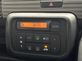 【オートエアコン】一度お好みの温度に設定すれば、車内の温度を検知し風量や温度を自動で調整。暑い&hellip;寒い&hellip;と何度もスイッチ操作をする必要はありません。快適な車内空間には必須の機能ですね♪