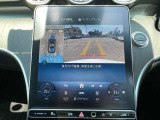 【360&deg;カメラシステム】4つのカメラにより、車両周囲を俯瞰で確認することができます。カメラの呼び起しは手動でも可能ですので、狭い道でも安心してお乗りいただけます。