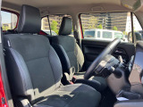 【フロントシート】体を包み込むようなホールド性の高いフロントシート◎見晴らしがいいので運転していても解放感があってドライブを楽しめます◎シートは撥水加工が施されていて雨の日にも気兼ねなく乗り込めますよ