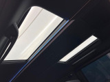【パノラマルーフ】大型のガラスルーフ搭載で車内の解放感が一気にアップ!開放的なドライブをお楽しみいただけます。
