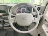 インテリアに合わせたデザインのステアリングは、運転される方のことも考え、運転しやすい形状、大きさです。是非一度、実際に触ってお確かめください。