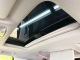 【サンルーフ】開放感たっぷりの希少装備、サンルーフが装着されています!車内に明かりを取り入れたり景色を楽しむ以外にも、車内の空気も簡単に換気できて快適です!