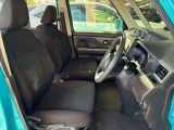 運転席の画像です。足元やシートまわりに余裕があり、リラックスした姿勢で運転が可能です。視界も良好で操作系へのアクセスもしやすく、快適で安心感のあるドライブをサポートします。