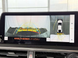 【バックガイドモニター】車両後方の映像をナビ画面に表示し、駐車などの後退操作をサポートします。