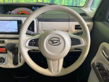 インテリアに合わせたデザインのステアリングは、運転される方のことも考え、運転しやすい形状、大きさです。是非一度、実際に触ってお確かめください。