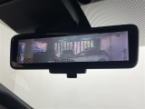 【デジタルルームミラー】車両後方カメラの映像をルームミラーに映すことが出来ます。 そのため、後席に人や荷物があって後方が見えづらい場合でもしっかり視界を確保することが出来ます。