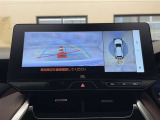 真上から見下ろしたような視点で車とその周囲を確認出来る画面と、車両後方を映し出すバックモニター画面の2つを表示してくれます。