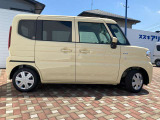 車線逸脱抑制機能です。カメラが左右の区画線を検知し、はみ出す可能性が高いと判断した場合にドライバーにステアリング操作を促し、車両を車線の内側に戻すように支援をします。