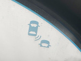 【ブラインドスポットインフォメーション】走行中、ドアミラーの死角になりやすい箇所に後続車が接近するとサイドミラー付近に警告を表示、ドライバーに注意喚起をしてくれます。