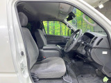 運転席まわりには十分なスペースがあり、大柄な方でもゆったり運転していただける環境です。