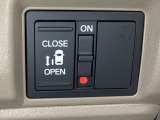 左側電動スライドドアは運転席からでも操作ができるように、ハンドル付近に開閉の操作スイッチが付いています。