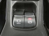 電動パーキングブレーキを搭載。スイッチ操作でパーキングブレーキを作動・解除することが可能なため操作に力は不要ですよ♪