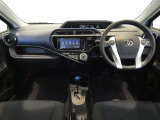 運転席・助手席を入れたインストルメントパネル全体画像です。