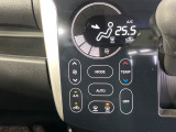 【オートエアコン】一度お好みの温度に設定すれば、車内の温度を検知し風量や温度を自動で調整。暑い&hellip;寒い&hellip;と何度もスイッチ操作をする必要はありません。快適な車内空間には必須の機能ですね♪