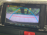 【バックカメラ】駐車時に後方がリアルタイム映像で確認できます。大型商業施設や立体駐車場での駐車時や、夜間のバック時に大活躍!運転スキルに関わらず、今や必須となった装備のひとつです!
