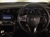 【ハンドル】運転にかかわる様々な操作を安全に行えるように視点移動が少なく操作性に配慮されたスイッチ類が凝縮されたコックピットです。