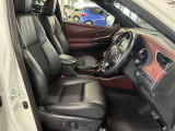 運転席の画像です。足元やシートまわりに余裕があり、リラックスした姿勢で運転が可能です。視界も良好で操作系へのアクセスもしやすく、快適で安心感のあるドライブをサポートします。