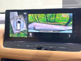 【アラウンドビューモニター】専用のカメラにより、上から見下ろしたような視点で360度クルマの周囲を確認することができます☆死角部分も確認しやすく、狭い場所での切り返しや駐車もスムーズに行えます。