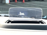 【ヘッドアップディスプレイ】現在の速度や走行情報をデジタル表示で運転席前方のガラスに投影!運転中、目線をずらさず必要な情報を確認できるのでとっても便利で安心!