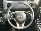 インテリアに合わせたデザインのステアリングは、運転される方のことも考え、運転しやすい形状、大きさです。是非一度、実際に触ってお確かめください。