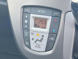 【オートエアコン】一度お好みの温度に設定すれば、車内の温度を検知し風量や温度を自動で調整。暑い&hellip;寒い&hellip;と何度もスイッチ操作をする必要はありません。快適な車内空間には必須の機能ですね♪
