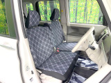運転席まわりには十分なスペースがあり、大柄な方でもゆったり運転していただける環境です。