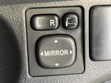 【電動格納ミラー】サイドミラーは電動格納式となっており、狭い駐車場でもキズがつくリスクを抑えられます。