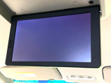 【フリップダウンモニター】大画面モニターで後席でもエンタメをお楽しみいただけます。小さなお子様にも大人気の装備です♪