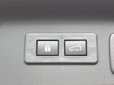 【パワーバックドア】スマートキーや運転席のボタンを押すだけでリアゲートが自動で開閉します!荷物を持っている時や、高い位置にあるバックドアを閉める際に便利な機能です♪