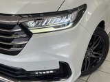 【LEDヘッドライト】悪天候や夜間走行時も良好な視界を確保し安心して運転できる高輝度LEDヘッドライトを装備!点灯速度が早く、消費電力も抑えられています。