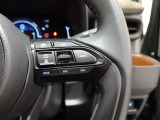 アダプティブクルーズコントロール機能付きです。走行中に先行車の様子を検知しながら、設定した車速の範囲内で先行車との距離のキープを支援します。詳細は販売店スタッフまでおたずねください。