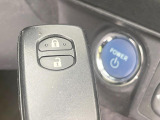 【スマートキー】カバンやポケットに入れたままでもドアの施錠・解錠が可能なスマートキーを装備。エンジンのオン・オフ時もカギを取り出す必要が無いからとっても便利です♪