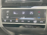 【オートエアコン】一度お好みの温度に設定すれば、車内の温度を検知し風量や温度を自動で調整。暑い&hellip;寒い&hellip;と何度もスイッチ操作をする必要はありません。快適な車内空間には必須の機能ですね♪