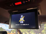 【フリップダウンモニター】大画面モニターで後席でもエンタメをお楽しみいただけます。小さなお子様にも大人気の装備です♪