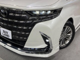 【三眼LEDヘッドライト】スタイリッシュな見た目の三眼LEDヘッドライトを装備♪スタイルだけでなく、夜間の走行も視界良好で安心してお乗りいただけます。