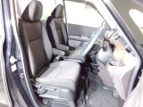 すわり心地の良い運転席・助手席です。長時間のドライブの疲れ軽減に貢献します。どうぞ快適なドライブを。