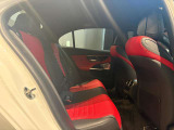 メルセデス・ベンツの定める厳しい基準をクリアしたお車のみをご案内させて頂きます。納車前整備はメーカー規定に基づき当店3Fの指定工場で入念に行なわれます。熟練のメカニックがお客様のお車を整備致します。