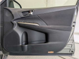 運転席ドア内張はご覧の通り。ドアポケットの収納もバッチリです