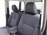 柔らかいシートで、座面が広くてゆったりしています。長時間の運転でも疲れにくいです。