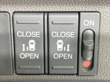 【両側パワースライドドア】スマートキーや運転席のスイッチで後席両側スライドドアの開閉が可能♪電動だから力を入れてドアを開ける必要が無く、小さなお子様でも簡単に開け閉めでき快適です♪